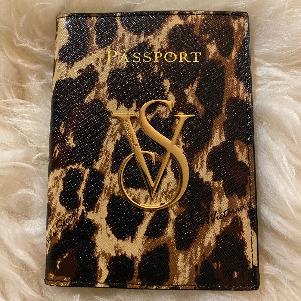 Victoria secret passport cover | Plick Second Hand