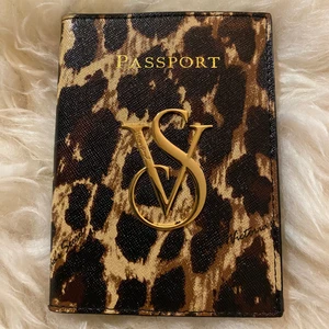 Victoria secret passport cover - Leopardmönstrat passfodral från Victoria secret. 