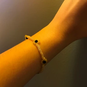 Solros armband  - Handgjort pärlarmband med elastisktråd så funkar för alla storlekar. 🌻