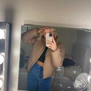 Puffer jacka  - Super snygg jacka från asos, köpt för 2 år sen så helt slutsåld! Säljer då ja inte fått användning för den. Köp för 600kr