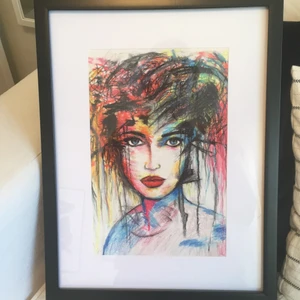 Poster - Intressekoll!!! 💗 Kollar om någon är intresserad av denna supercoola postern! Måttet för postern i sig är ca 19x29 cm men i ramen (som ingår) är den 32,5x42 cm. Det är bara att skriva om ni har några frågor eller är intresserade. Vid intresse, skriv bud! 🥰