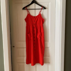 Vero Moda - klänning - Klänning från Vero Moda med den perfekta röda färgen i storlek S