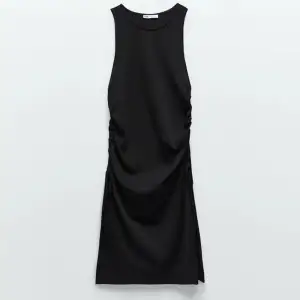 Ett helt nytt ribbstickat linne från Zara som jag använder som en klänning! Jättefin, går att justera längden i sidan! Passar xxs-s! Råkade beställa två stycken.