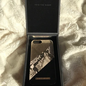 𝐈𝐝𝐞𝐚𝐥 𝐨𝐟 𝐬𝐰𝐞𝐝𝐞𝐧 (𝐌𝐀𝐑𝐈𝐆𝐎𝐋𝐃 𝐒𝐍𝐀𝐊𝐄)  - 𝐈𝐝𝐞𝐚𝐥 𝐨𝐟 𝐬𝐰𝐞𝐝𝐞𝐧 (𝐌𝐀𝐑𝐈𝐆𝐎𝐋𝐃 𝐒𝐍𝐀𝐊𝐄 𝘐𝘯𝘵𝘰 𝘵𝘩𝘦 𝘯𝘪𝘨𝘩𝘵)             Passar: Iphone 8/7/6/6s PLUS.                                           Original pris: 599kr. Helt ny! Aldrig använd. Får med kvalitativ mobilskals låda med magnetisk stängning.