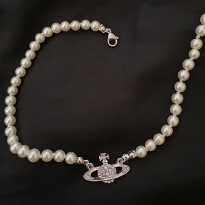 Vivienne westwood halsband - Säljer vivienne westwood halsband (kopior) i silver för 100kr/st då jag av någon anledning fick hem 20st fast jag bara beställde en. Köparen står för frakten, först till kvarn!💕 (säljer 15st av dem och har 5st kvar)