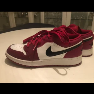 Air Jordans 1 low ’Noble red’  - Säljer dessa goingar som är använda max 3 gånger. Köpta på footish i Uppsala (äkta såklart). Dem är just nu slutsålda överallt och återförsäljs för 2000-3000kr. Budgivningen avslutas 12/2. Det går även att diskutera om att köpa dem direkt. Hör av er om det är något❤️❤️ LEDANDE BUD:750kr