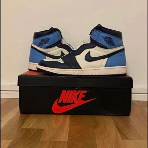 Jordan 1 Obsidian - Säljer dessa jordans i storlek 43, bra skick, kan lösa fler bilder privat