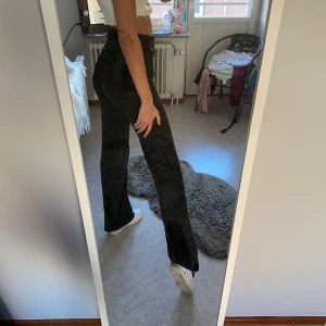 Kostymbyxor  - Liknande kostymbyxor i svart färg från Nelly, lite noppriga vid höfterna och i använt skick