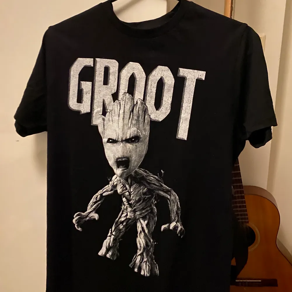 Svart Groot t-shirt, från guardians of the galaxen (marvel filmerna alltså) i storlek S, men lite stor i storleken. Aldrig använd:) Köpare betalar frakt. . T-shirts.