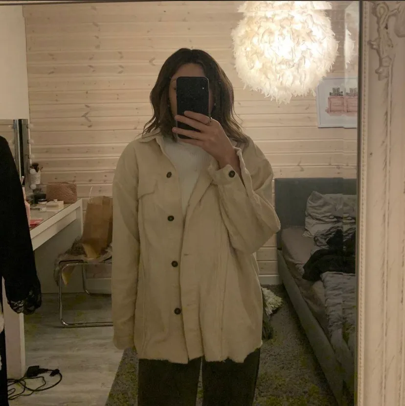 Säljer min fina manchesterjacka från Zara i en ljusbeige färg. Köpt i somras så i bra skick, storlek xs men passar även S då den är lite oversized🤎 frakt 66 kr. Jackor.