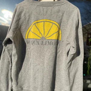 Aqua limone - Aqua limone tjocktröja. Väldigt fint skick använt fåtal gånger. Köpt på design only. Storlek M.