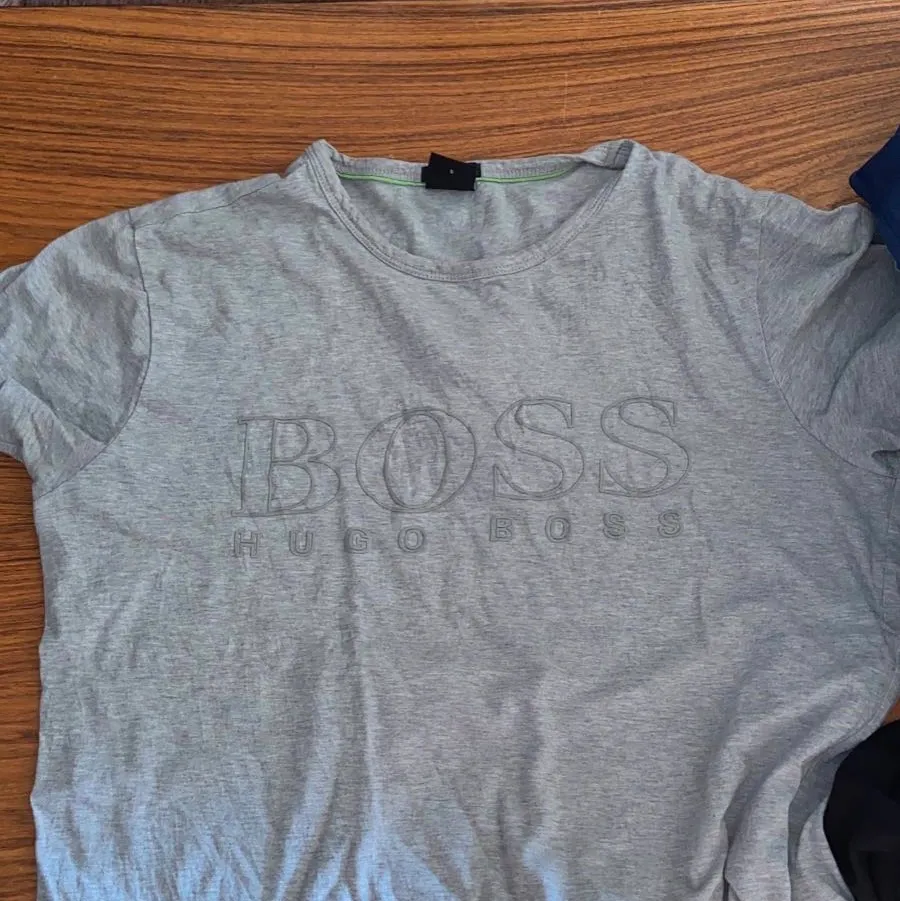 Säljer Hugo boss t shirt . T-shirts.