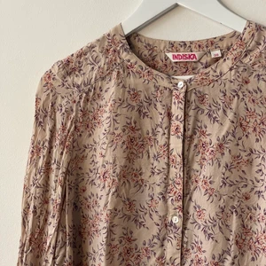 Mönstrad Blus - En fin mönstrad blus från Indiska. I tunt material. Storlek: 38