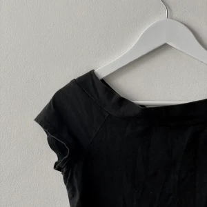 Svart tight klänning  - En svart tight bomullsklänning från Kappahl. Storlek: S