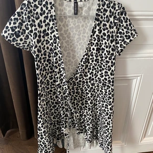 Omlottklänning - Leopard, storlek 38 pga liten i storlek! Använd 1 gång