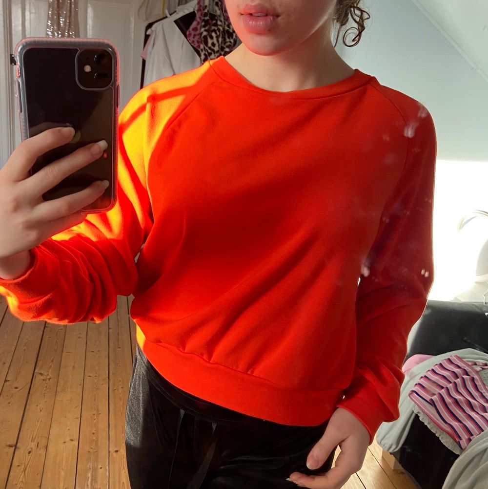 jätteskön orange tröja från bik bok som är ullig på insidan! 💓 frakten är gratis. Toppar.