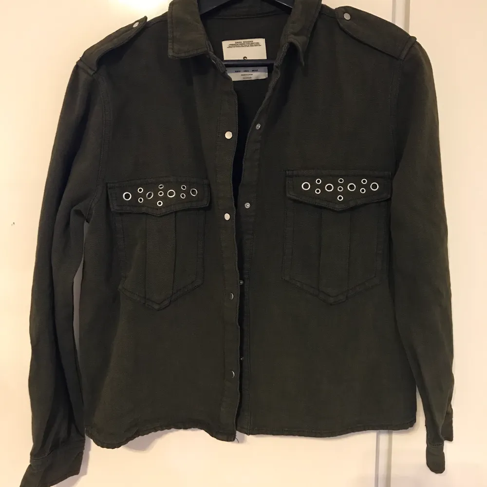 army green jacket with silver dilates size s. Jackor.