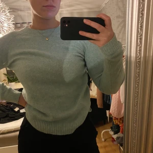 Mintgröna stickad tröja i stroleken S - Denna mintgröna skickade tröjan är verkligen så mysig och skön. Tröjan är från Vero Moda och är bara använd ett få antal gånger och är som ny!🤩 Passar också på dem som bär XS men även dem som bär M. Köparen står för frakten❤️