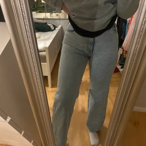 Monki jeans i modellen YOKO i storlek 29 - Jättesnygga och sköna jeans från Monki! Säljer pga att jag tycker att de är för korta på mig som är 175cm. Har endast använt dem en gång och är som ny🤩 Köparen står för frakten❤️