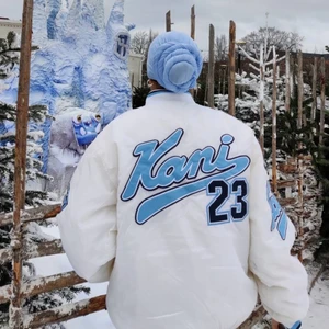 Vintage varsity jacka - I toppen skick, finaste färg jag sett. Från second hand. Höj bud med minst 20kr. Egna bilder. Står ingen storlek men skulle säga att den är XXL, jag bär S/M vanligtvis. Köp direkt: 999kr. HÖGSTA BUD:700