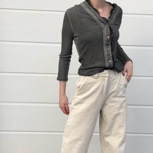 Topp - Exlusive tröja/blus/topp, väldigt snygg och annurlunda. Själv är jag XS-S men storleken är L, passar alla🤍🤍