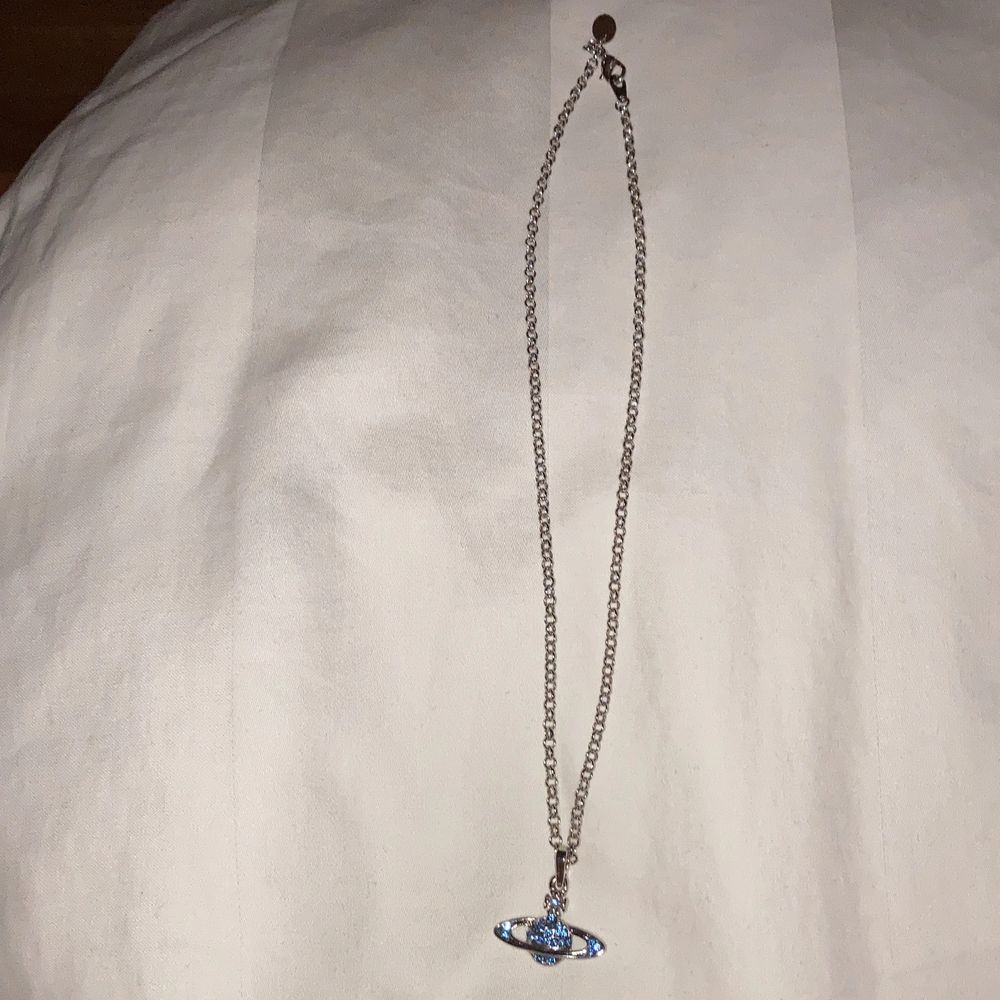 Ett blått halsband från Vivienne Westwood, den är 40 cm och har aldrig använts. Inga fel på den och skulle säga att cond ligger på 10/10. Kan även tänka mig att sänka budet lite.. Accessoarer.