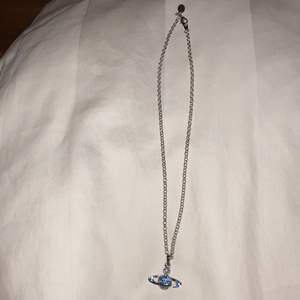 Ett blått halsband från Vivienne Westwood, den är 40 cm och har aldrig använts. Inga fel på den och skulle säga att cond ligger på 10/10. Kan även tänka mig att sänka budet lite.
