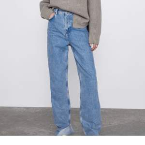 Supersnygga blåa vida jeans från Zara! Storlek 36😌Dem är avklippta som orginal så ej klippta hemma! Jag är 180cm och passar mig bra, dem är långa i benen men passar ju självklart även kortare🥰🥰