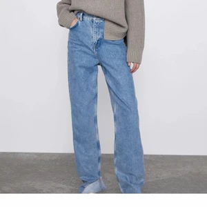 Zara Jeans - Supersnygga blåa vida jeans från Zara! Storlek 36😌Dem är avklippta som orginal så ej klippta hemma! Jag är 180cm och passar mig bra, dem är långa i benen men passar ju självklart även kortare🥰🥰