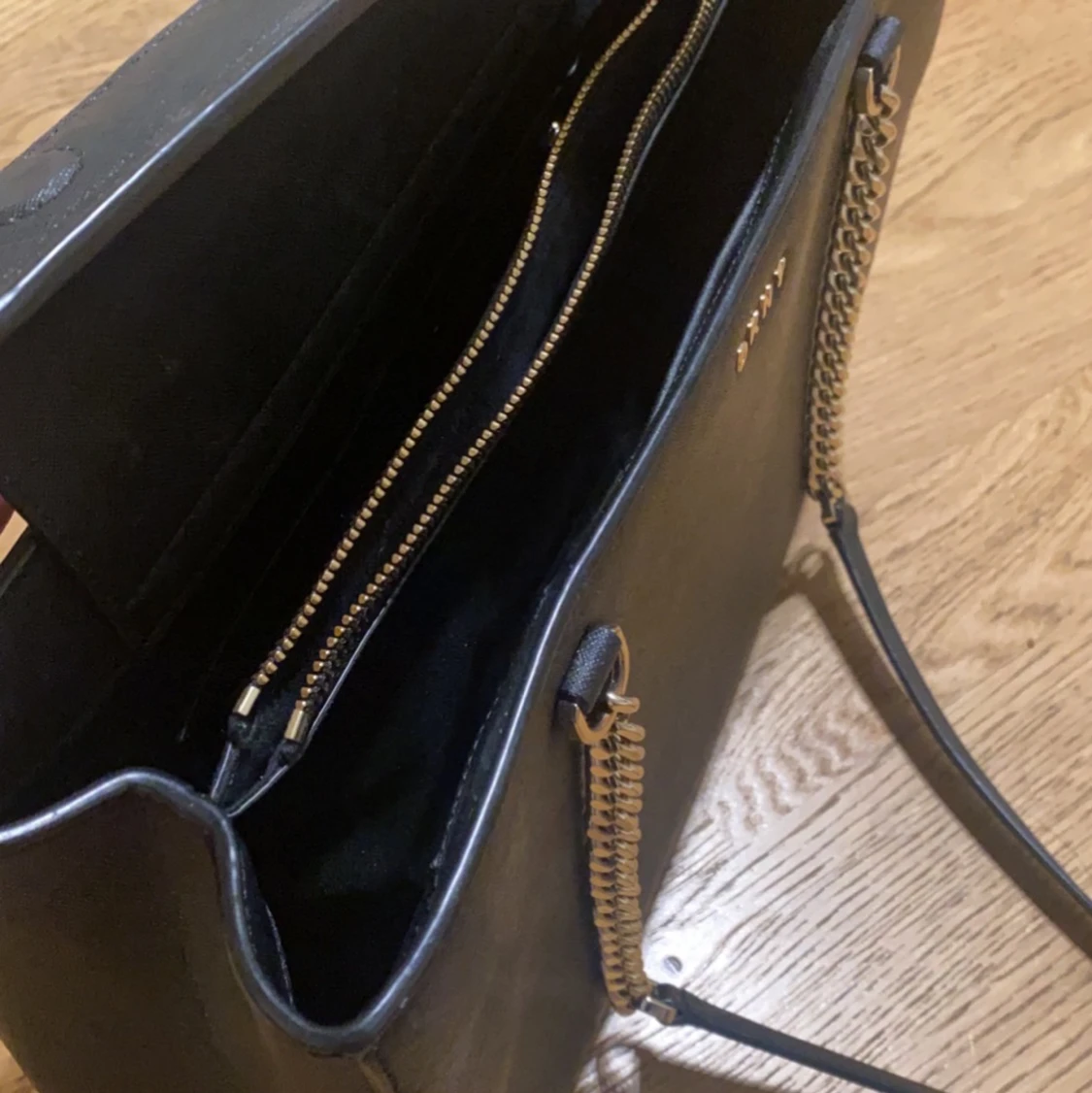 DKNY VÄSKA MED GULD DETALJER - 90