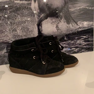 Isabel Marant Bobby  - Isabel marant Bobby modellen, så jäkla snygga men har tyvärr inte kommit till mycket användning, de är i storlek 39, köpta för ca 4700kr på Isabel marant i NK i Stockholm, finns tyvärr inget kvitto med de kan bevisa att de är äkta på NK. Dustbag finns kvar och kartongen!! Säljer för 1500 kr!!