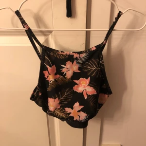 Bikini överdel  - Blommig bikin överdel i bra skick fast den är ändå d mycket 