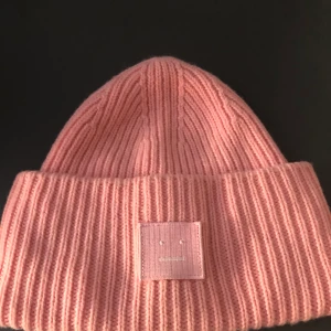 Acne mössa - Så snygg rosa mössa från Acne studios!  Normal storlek. Små defekter men syns knappt. Buda ifrån 700!!❤️ 