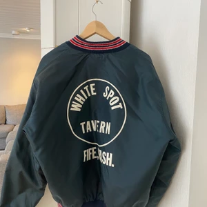 Baseball jacka  - Jag tänkte göra en intressekoll på min baseboll jacka. Den är köpt second hand så den går inte att få tag på någon annanstans. Den är i storlek L men sitter bara snyggt oversized. Den är ganska varm så den funkar både på vintern men även under sommaren. Buda gärna i kommentarerna.