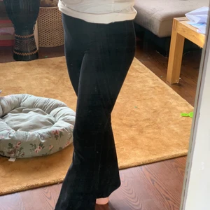 Utsvängda mjukisbyxor - Åtsittande utsvängda mjukisbyxor från Gina Tricot. Passar perfekt på ngn som är 1,60-1,70 m lång. Stretchiga.                                                               