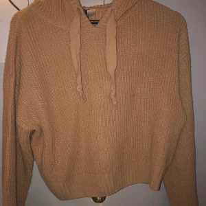 Stickad tröja med luva - Storlek M