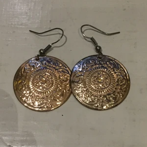 Örhängen  - Härliga boohoo aktiga örhängen:) Frakt tillkommer:)