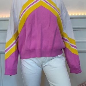 Tröja & other stories - Knappt använd. Strl 38. Kan vikas i armarna antingen till rosa eller gul :)  (Levis jeansen finns i en annan annons)