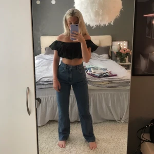 oanvända raka jeans från nakd - Raka reans som är helt oanvända från NAKD. nypris för dessa är 500kr. frakt på 66kr tillkommer. 