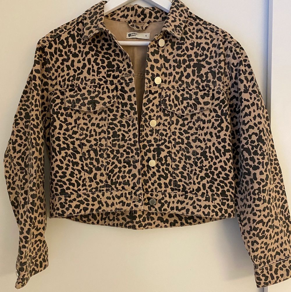 Jättesnygg jacka med leo-print inköpt på Gina tricot. Använd endast en gång. Storlek S, men passar från XS-M.. Jackor.