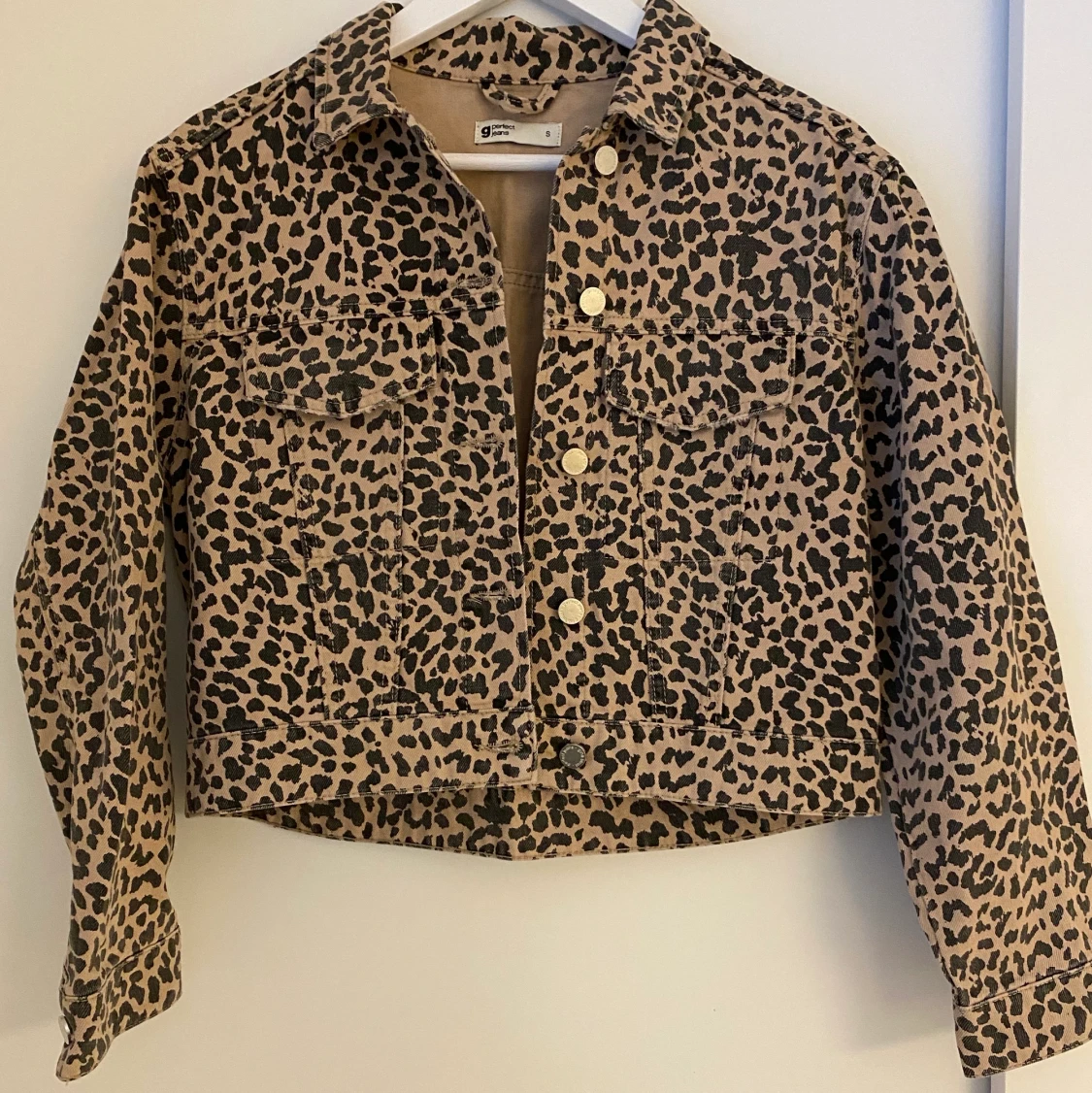 Jeansjacka med leo-print