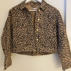 Jeansjacka med leo-print - Jättesnygg jacka med leo-print inköpt på Gina tricot. Använd endast en gång. Storlek S, men passar från XS-M.