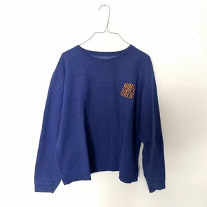 Sweatshirt med broderi - såå skön blå sweatshirt från beyond retro. Texten ”girls girls girls” är broderat i oranget, jag har för många sweatshirts så denna får hitta ett nytt hem💔 osäker på storlek då det inte står i, men gissar på M/L. skriv för mer bilder och frakt är inkluderad i priset!
