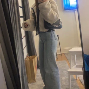 Teddy jacka  - Sjukt snygg teddy jacka från ginatricot, den är ganska tunn och är i stl S🤍🤍