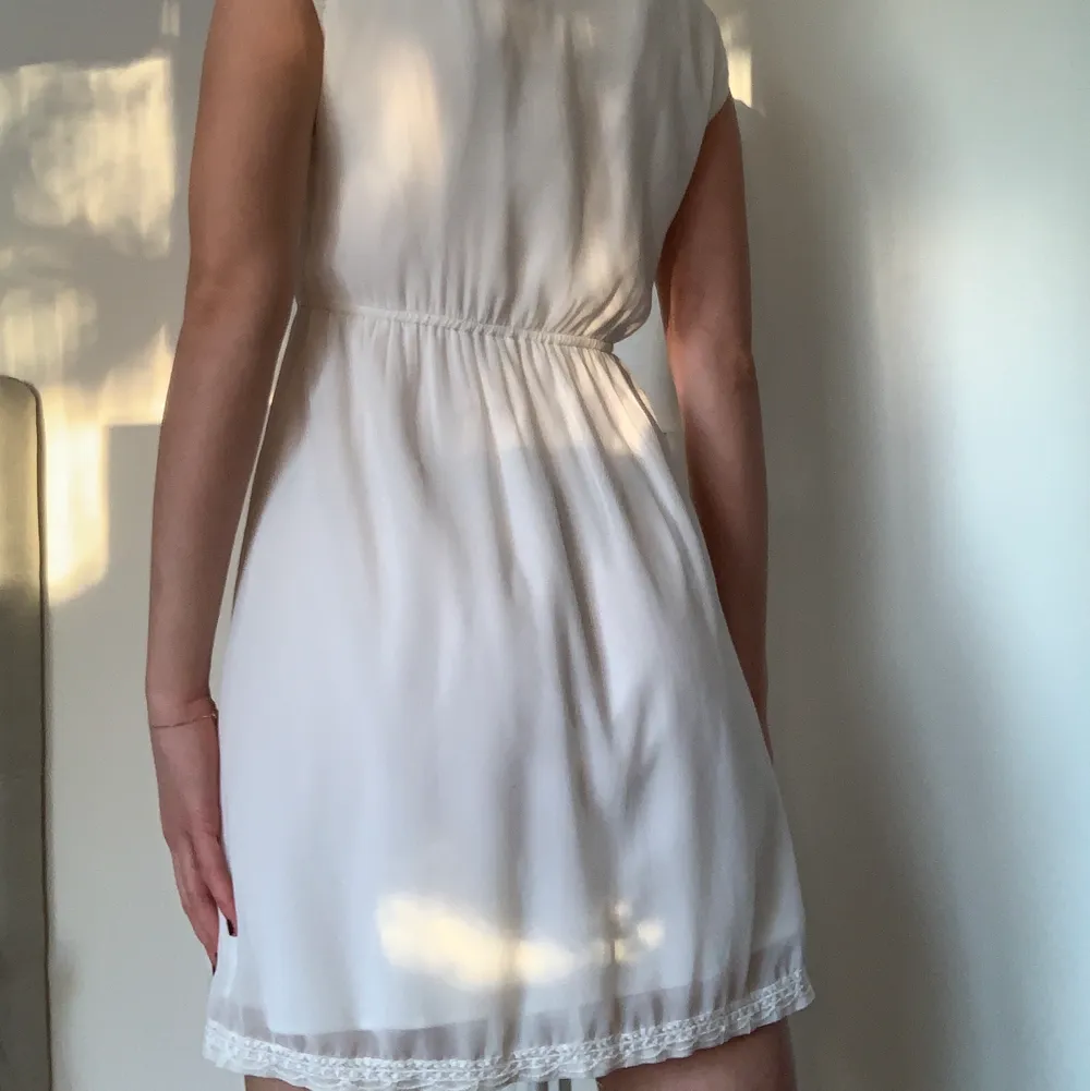 Vit klänning från VILA med vita broderade detaljer. Sparsamt använd, mycket fint skick 🤍 Storlek S Kolla gärna in mina andra annonser!. Klänningar.