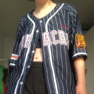 Baseboll skjorta - Assscool basebollskjorta! Väldigt oversized och passar bra som den är eller tillsammans med en tröja under eller över. I helt nyskick. Som på bilden sitter den på mig med storlek xs-s. Kan mötas upp annars tillkommer frakt💙🌟🥇