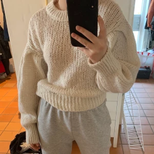 Stickad tröja  - Superfin stickad tröja från BikBok. Inte använd särskilt många gånger och är i bra skick. Storlek XS men oversized på mig som brukar vara en S. Nypris: 399kr