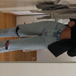 Trendiga jeans med hål - Säljer mina absoluta favorit jeans då dem har blivit för små för mig. Dem är från weekday, modellen Rowe. Måtten är 26/32. Hålen har jag gjort själv:) Jag är 173cm och dem går ner till anklarna på mig. Om många är intresserade så blir de bud💛💛 kunden står för frakten