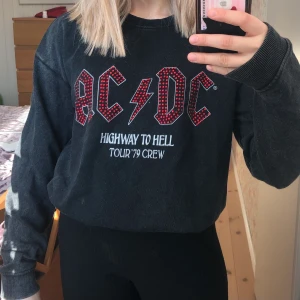 AC/DC collegetröja stl XS/S - Jättecool gråsvart collegetröja från mango med ac/dc tryck! Röda stenar i ac/dc texten.