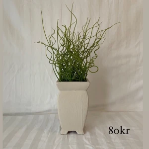 Kruka i beige - Hej allihopa!✨ Vi är ett uf-företag som köper in inredningsdetaljer second hand för att göra om dom till en ny, modern produkt 🤍  Vi bidrar till en bättre miljö samtidigt som vi ger dig den där extra känslan i hemmet ✨🤍 frakt tillkommer.